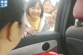 婚车被“堵”寸步难行，新娘却感动哭了图片