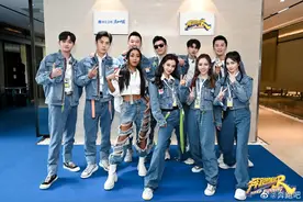 《奔跑吧9》成员合照曝光 群星身穿牛仔衣阳光清爽图片