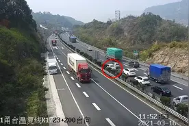 货车高速上没油了，司机直接厅上路肩，叫网约车来送油图片