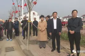 东明县领导李革新、张红、李东燕到沙窝镇2号村台与群众共庆乔迁图片