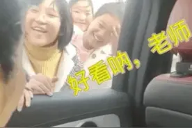 泪目！乡村教师结婚，学生围住婚车送祝福图片