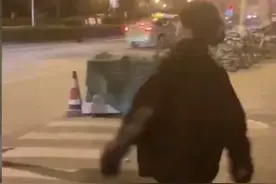 警察教四肢不协调女友踢正步，场面搞笑！网友：四肢各有各的想法图片