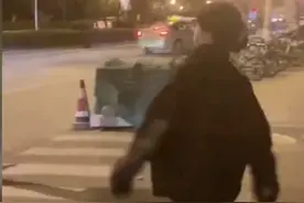 警察教四肢不协调女友踢正步，场面搞笑！网友：四肢各有各的想法图片