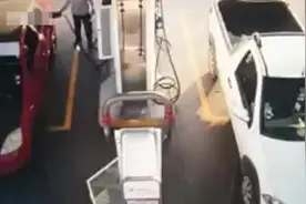 墨西哥一卡车司机加油时站在油箱边玩手机 卡车瞬间起火图片