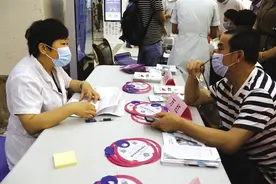 在患者面前弯得下腰的好医生——记兰州市第二人民医院肝病一科主任医师万红图片