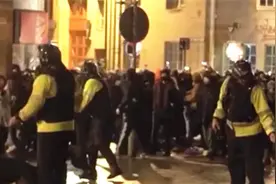 英国布里斯托再次爆发冲突 当地民众强烈抗议警方行为视频封面