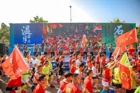 奥运冠军现场领跑，2021重庆•大足环龙水湖半程马拉松赛鸣枪图片