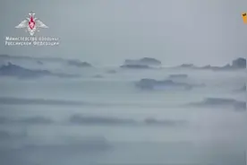 场面震撼！俄三艘核潜艇首次同时在北极破冰而出图片