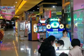 电玩城竟有人背着婴儿来玩！记者暗访→图片