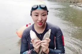 爱上冬泳的“80后”美女：疫情期间开播成“网红”图片