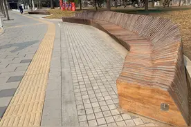 城市观察 | 被鸟粪积尘覆盖、惨变灭烟处……街头二维码怎能“失能”图片