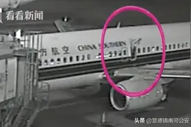 段子成真……男子打开飞机应急舱门：太热，透下风图片