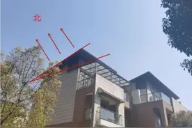 上海一别墅区居民在房顶装光伏板“发电”？还是在朝北坡面强行加高……专家：小心被掀翻图片