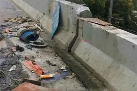 大挂车从三环线高架坠落现场：多块隔音屏被撞毁图片