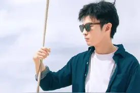 氛围感好绝！董子健海岛大片 清冷忧郁文艺范十足图片