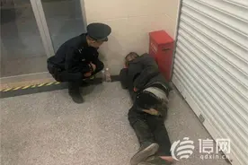 老人到朋友家喝酒出门上了头 在自助银行倒头就睡图片