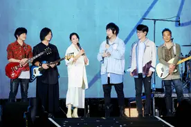 刘若英一袭白衣惊喜登台 与五月天合唱新歌默契满分图片