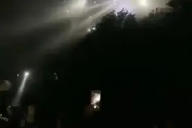 200人深夜上山“蹦野迪”？警方辟谣：系合成视频图片