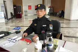 隐藏在上大图书馆的“网红”保安：“只有知识装进我脑子里，它永远不会贬值”图片