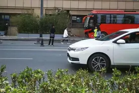 突发！成都红星路，一客运大巴开上人行道图片