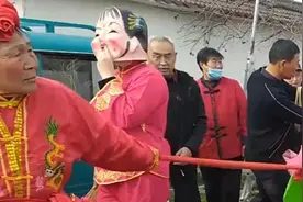 75岁农村老太展示“车马旱船”：希望传承民间艺术视频封面