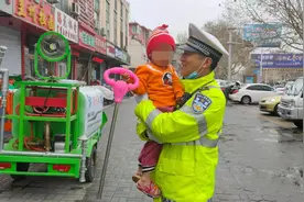 53秒丨2岁幼童独自“闯入”车流中，德州交警迅速将其抱起，带她雨中找妈妈图片