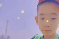 应采儿分享儿子的春游日记 Jasper草坪狂奔装酷自拍图片