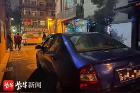 物管要求进出小区须“一卡一车”，“一卡两车”车主赌气用车堵门图片