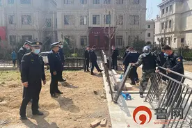 青岛即墨一小区内围起“私人花园”，城管严查拆除300余平方米图片