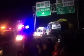 沈海高速一载客大巴与货车深夜相撞，致35人受伤视频封面