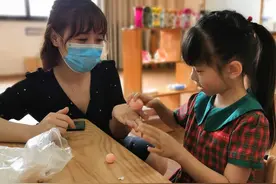 幼儿迷上手机怎么办？园长提醒爸妈们：别把手机作为安抚孩子的工具图片