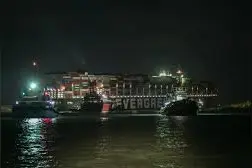 搁浅货轮脱浅驶离，苏伊士运河恢复通航！拥堵船只开始移动图片