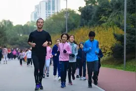 “让孩子们快乐跑起来”不是一道难题图片