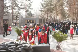 哈尔滨烈士陵园迎来祭扫小高峰图片