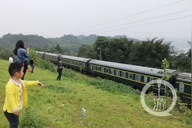 “穿越”草坪的列车 重庆又一打卡地火了图片