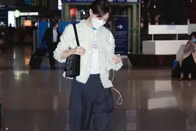 李菲儿机场穿酒店拖鞋不惧影响穿搭 实际行动力挺新疆棉超级刚图片