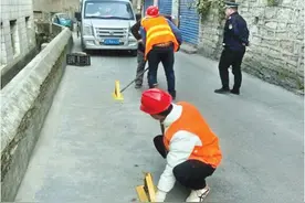 贵阳云岩区这里还有人私装地锁 城管办强制拆除图片