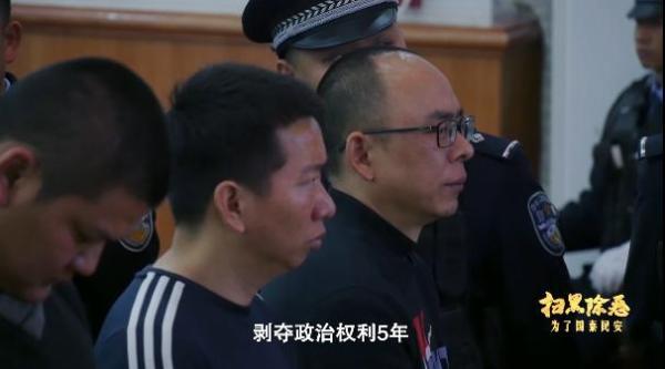 “黑老大”组织200多名妇女卖淫 揭秘“黑伞”背后的“暗语”