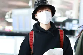 李宇春穿国潮支持国货 手拎外套低调赶路图片