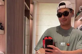 杨祐宁晒与女儿合照 脚穿红袜子肉嘟嘟超可爱图片