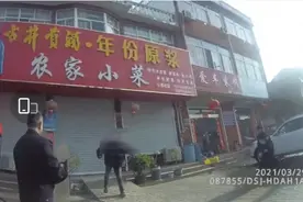 凤阳一男子街头持镰刀挥舞 民警果断处置将其抓获图片