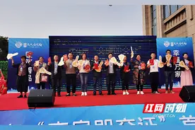 收房当天领到房产证！怀化市颁发“交房即交证”首证图片