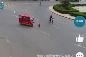 画面惊心！男童过马路时捡玩具被三轮车碾压，随后驾驶员的举动让人气炸图片