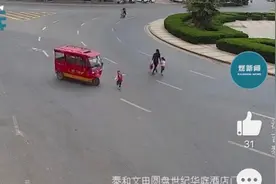 画面惊心！男童过马路时捡玩具被三轮车碾压，随后驾驶员的举动让人气炸图片