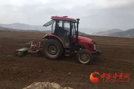 庄浪：解决农村摞荒地 农机深松最牛气图片