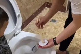 萌娃将妈妈的首饰翻出来扔进马桶，爸爸边夹首饰边生气，笑翻网友图片