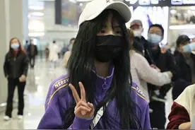 元气少女！郑乃馨穿运动装现身 对镜比耶超可爱图片