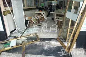 合肥一“捷豹”跑车冲入拉面馆 车主称事发时刹车刹不住图片