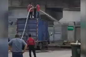 快递小哥爬货车顶灭火后留下纸条，网友：字写得真好看图片