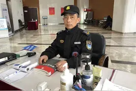 上大图书馆保安边工作边读哲学，背后的原因很暖心图片